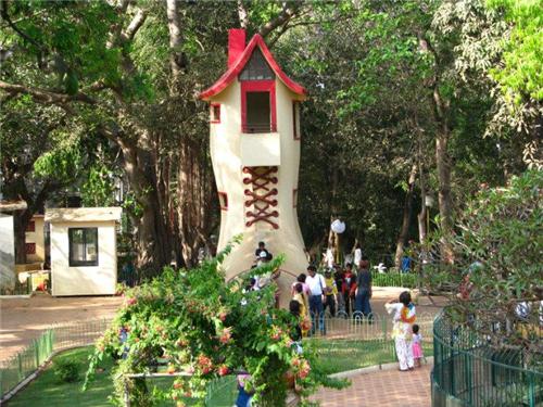 people around famous Shoe house at Kamla Nehru park Sightseeing Places in Mumbai